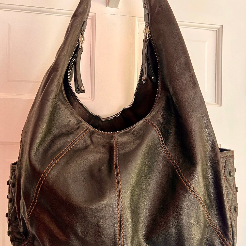 Authentic Tod's Shoulder Hobo Bag in Soft Brown Leather with contrast stitching